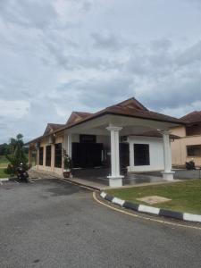 een gebouw aan de kant van een straat bij USAS Resort, Kuala Kangsar in Kuala Kangsar