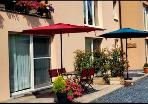 サント・オードにあるChambre spa edenの建物前のテーブルと椅子 +8枚の写真