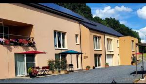 サント・オードにあるChambre spa edenの通りに椅子・傘付きの建物