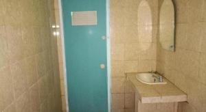 une salle de bain avec un lavabo et un miroir dans l'établissement Hotel O Puri Azzura Danau Ranau Near Danau Ranau Pusri, à Jepara