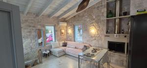 a living room with a couch and a table at Villa Bianca in Ferma