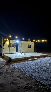 Flamingo Caravan في Ash Shāb: مقطورة مع أضواء فوقها في الليل +10 صور