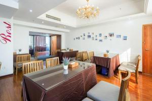 a dining room with a table and chairs and a chandelier at Lavande Hotel Changsha High-Speed Railway Station Shumuling Metro Station in Changsha