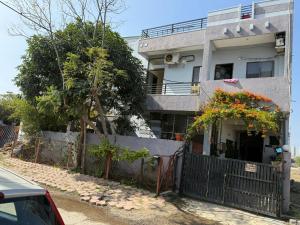 Το κτήριο όπου στεγάζεται  το δωμάτιο σε οικογενειακή κατοικία