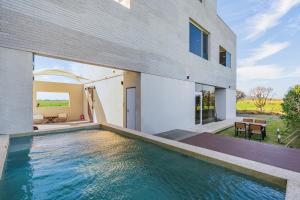 une maison avec une piscine devant dans l'établissement Oceanview,Villa de 427, à Seogwipo