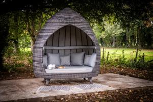 a wicker swing chair in a garden at Luxury cottage with high-end bathrooms - NEWLY REFURBISHED in Sutton Scotney