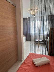 Postel nebo postele na pokoji v ubytování Newly renovated cosy apartment near scenic river