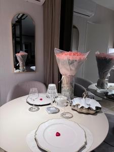 uma mesa com um prato branco e óculos em Luxury Tahkuranna SPA villa Pärnu em Laadi