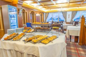 Jídlo v hotelu nebo okolí + 31 fotografií