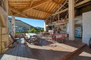 Nespecifikovaný výhled na hory nebo výhled na hory při pohledu z prázdninového domu