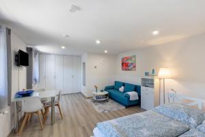 a bedroom with a blue couch and a table at Ferienwohnung Norma in Taunusstein