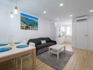 un soggiorno con un divano e un tavolo di Moguel Canarian Holiday 2º a Arguineguín