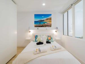 una camera bianca con un letto con due cuscini di Moguel Canarian Holiday 2º a Arguineguín Altre 37 foto
