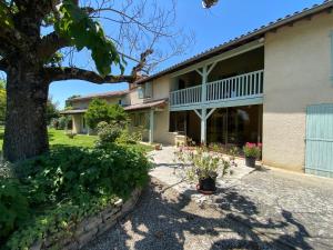 une maison avec un arbre devant dans l'établissement Le gîte des Ramiers, à Castelsarrasin