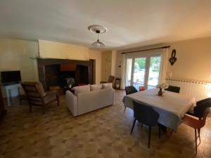 un salon avec un canapé blanc et une table dans l'établissement Le gîte des Ramiers, à Castelsarrasin