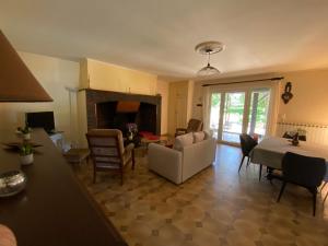 un salon avec un canapé et une table dans l'établissement Le gîte des Ramiers, à Castelsarrasin