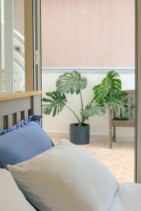 una camera con un letto e due piante in vaso di The Dates Villa ad Ho Chi Minh