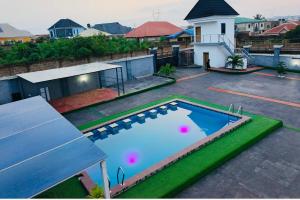 Bazén v ubytování Freely Homes and Apartments nebo v jeho okolí