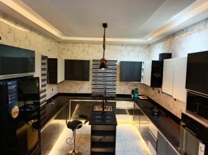 Kuchyň nebo kuchyňský kout v ubytování Freely Homes and Apartments