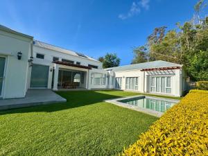 Casa blanca con piscina en un patio en Bergzicht Villa, en Swellendam
