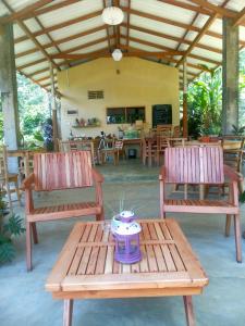 d'une terrasse avec 2 chaises et une table avec dans l'établissement Natural Mystic Sanctuary, à Deniyaya