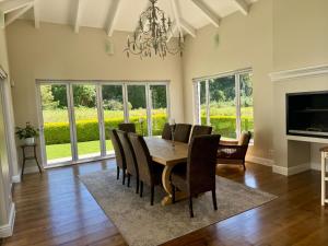 Un comedor con mesa y sillas en Bergzicht Villa, en Swellendam