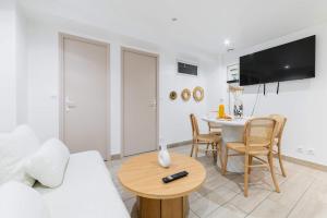 a living room with a couch and a table at Les Lilas Appartement 1 chambre wifi et confort in Les Lilas