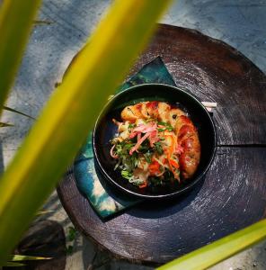 czarna miska jedzenia na drewnianym stole w obiekcie Kerfuffle Bay w mieście Kaôh Rŭng (1)