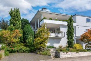 バート・ベリンゲンにあるDie Ferienwohnungの目の前に木々が植えられた白い家
