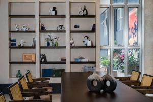 深圳Sentraland Pengyue Garden International Hotel Shenzhen Futian Shangmeilin Metro Station Branch的一间用餐室,配有一张桌子和两瓶花