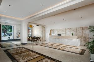 深圳Sentraland Pengyue Garden International Hotel Shenzhen Futian Shangmeilin Metro Station Branch的客厅设有1个带桌子的大堂