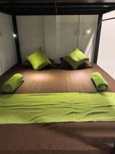 Postel nebo postele na pokoji v ubytování Surf and Retreat Hostel Weligama Srilanka -Coliving + 6 fotografií