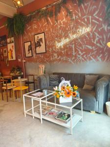 Posezení v ubytování Bangkhunnon Station Hostel