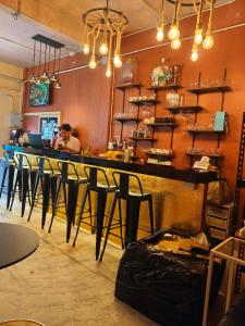 Restaurace v ubytování Bangkhunnon Station Hostel