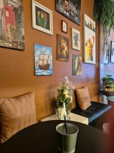 Posezení v ubytování Bangkhunnon Station Hostel + 34 fotografií