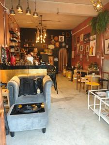 Posezení v ubytování Bangkhunnon Station Hostel