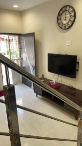 Μια τηλεόραση ή/και κέντρο ψυχαγωγίας στο Citizen Society, Ellora Park, is very peaceful