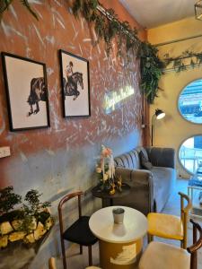 Posezení v ubytování Bangkhunnon Station Hostel