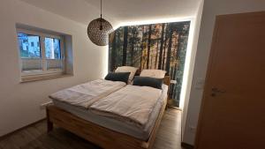 una camera da letto con un letto in una stanza con una finestra di Ferienwohnung Zahn a Markersbach