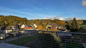 balcone con vista sulla città. di Ferienwohnung Zahn a Markersbach