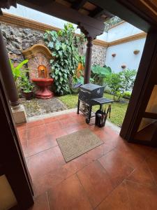 Κήπος έξω από το 'Entertainment Home with Courtyard & Rooftop