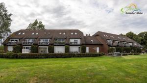 ein großes Backsteingebäude mit einem großen Hof in der Unterkunft Apartment für Drei 44 in Stedar