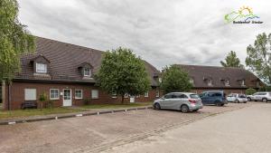 eine Gruppe von Autos, die vor einem Gebäude geparkt sind in der Unterkunft Apartment für Drei 44 in Stedar