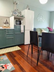 une cuisine avec une table et un réfrigérateur dans l'établissement Flor de Lis, à Medina de Pomar