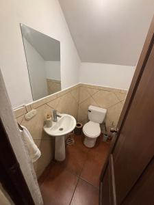 Ένα μπάνιο στο 'Entertainment Home with Courtyard & Rooftop