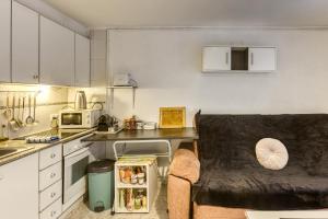 eine Küche mit weißen Schränken und einem schwarzen Stuhl darin in der Unterkunft Apartamento Irlulan in Platja  d'Aro