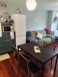 - une cuisine et une salle à manger avec une table et un canapé dans l'établissement Flor de Lis, à Medina de Pomar