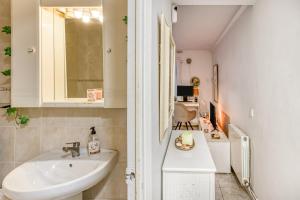 ein kleines Badezimmer mit Waschbecken und Spiegel in der Unterkunft Apartamento Irlulan in Platja  d'Aro + 13 Fotos