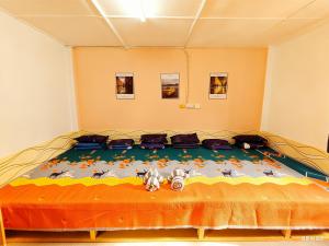 Un pat sau paturi într-o cameră la 玖月舒苑 0529