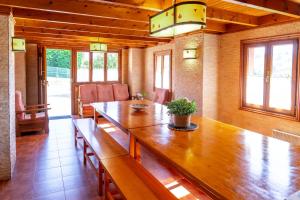 a dining room with a wooden table and chairs at Casa Monterriundo I y Apartamento Monterriundo II in Candás